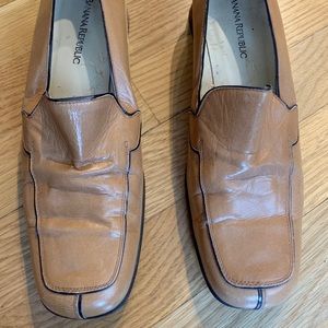 BANANA REPUBLIC CAMEL COLORED LEATHER LOAFER WITH DETAILED TRIM, WOMANS SIZE 8